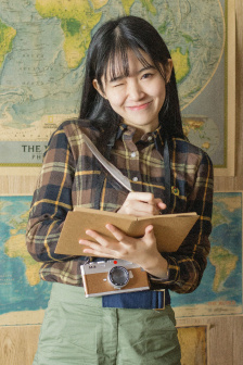 女同桌掀开裙子让我帮她自慰